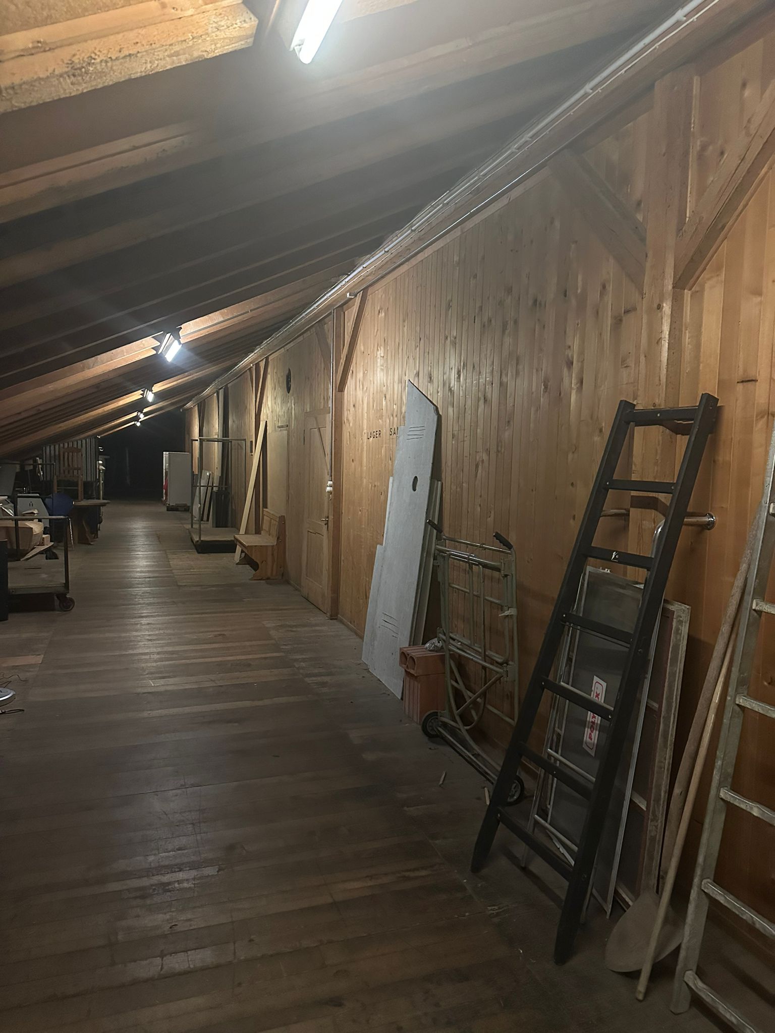 Langer Dachbodengang mit warmem Licht